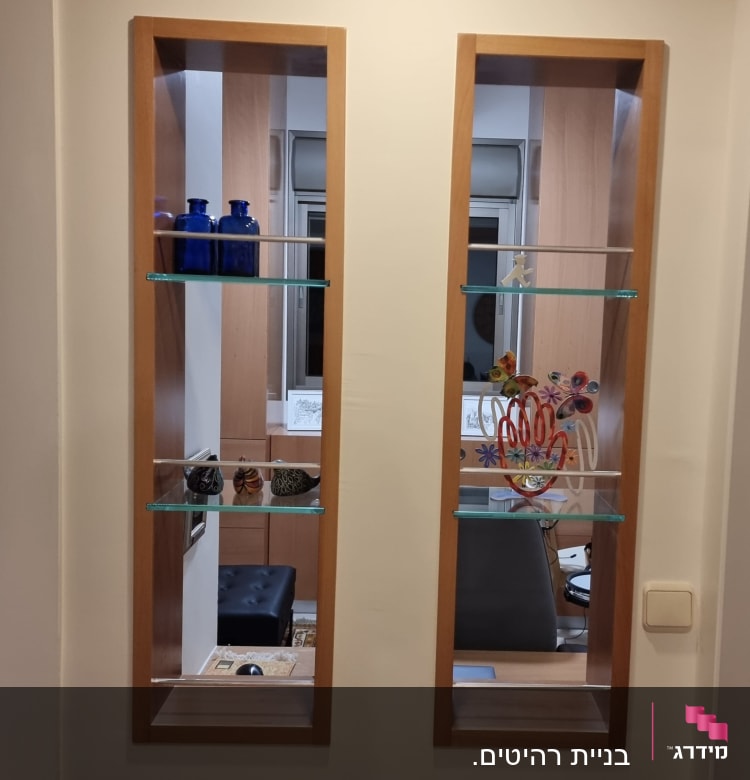 מדפי עץ עם מדפי זכוכית לתצוגה